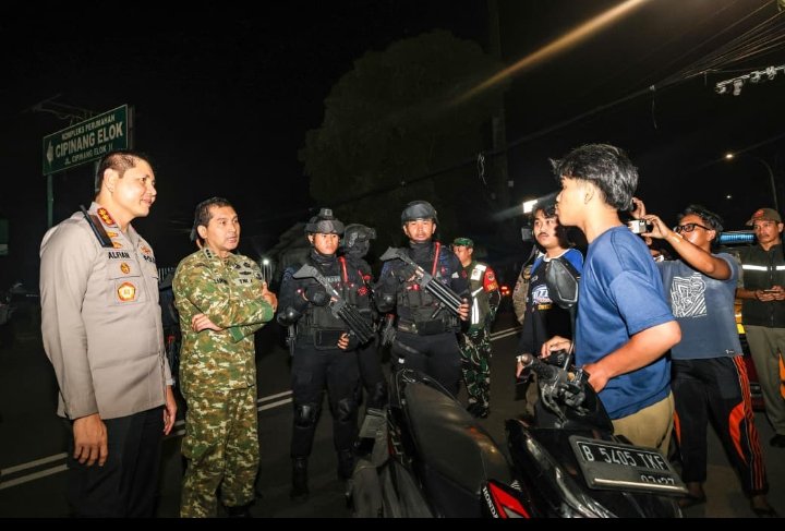Kapolres Metro Jakarta Timur Pimpin Patroli Skala Besar, Begal dan Tawuran Jadi Sasaran Utama